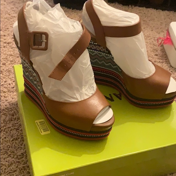 BRAND NEW NEVER WORN WEDGES! - Picture 3 of 3
